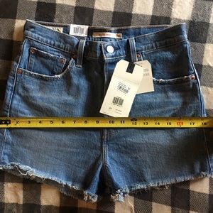 LEVI’S RIBCAGE SHORTS